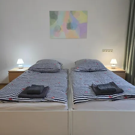Art - Helles Mit Balkon & Netflix Lägenhet